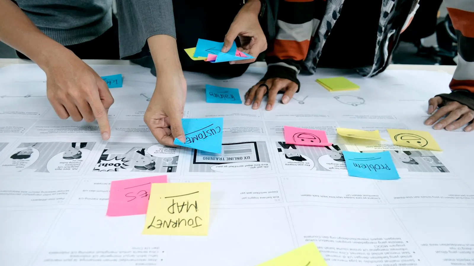 Equipe organizando post-its sobre um quadro de planejamento