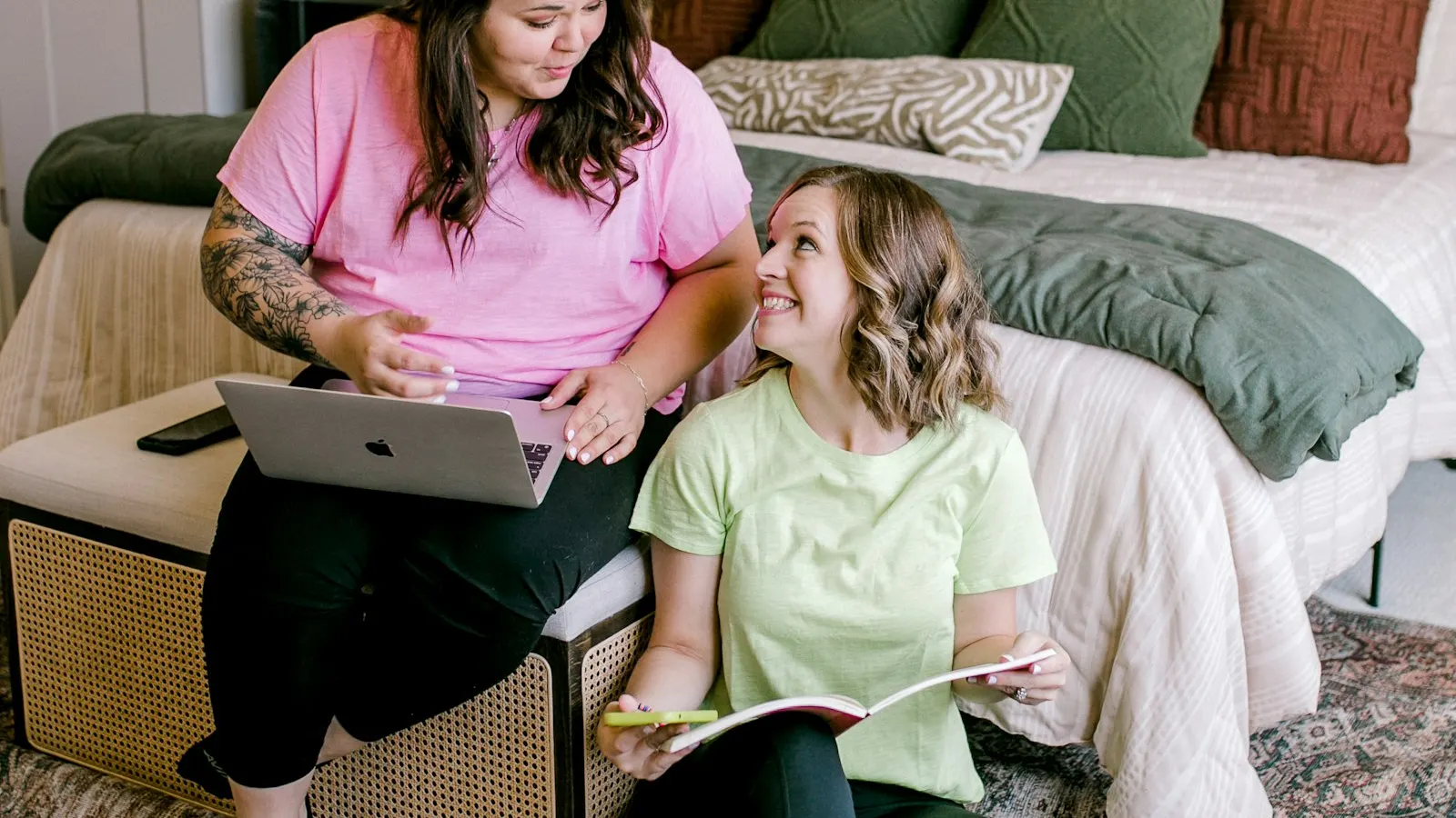 Duas pessoas conversando sobre um planejamento, com notebook e caderno